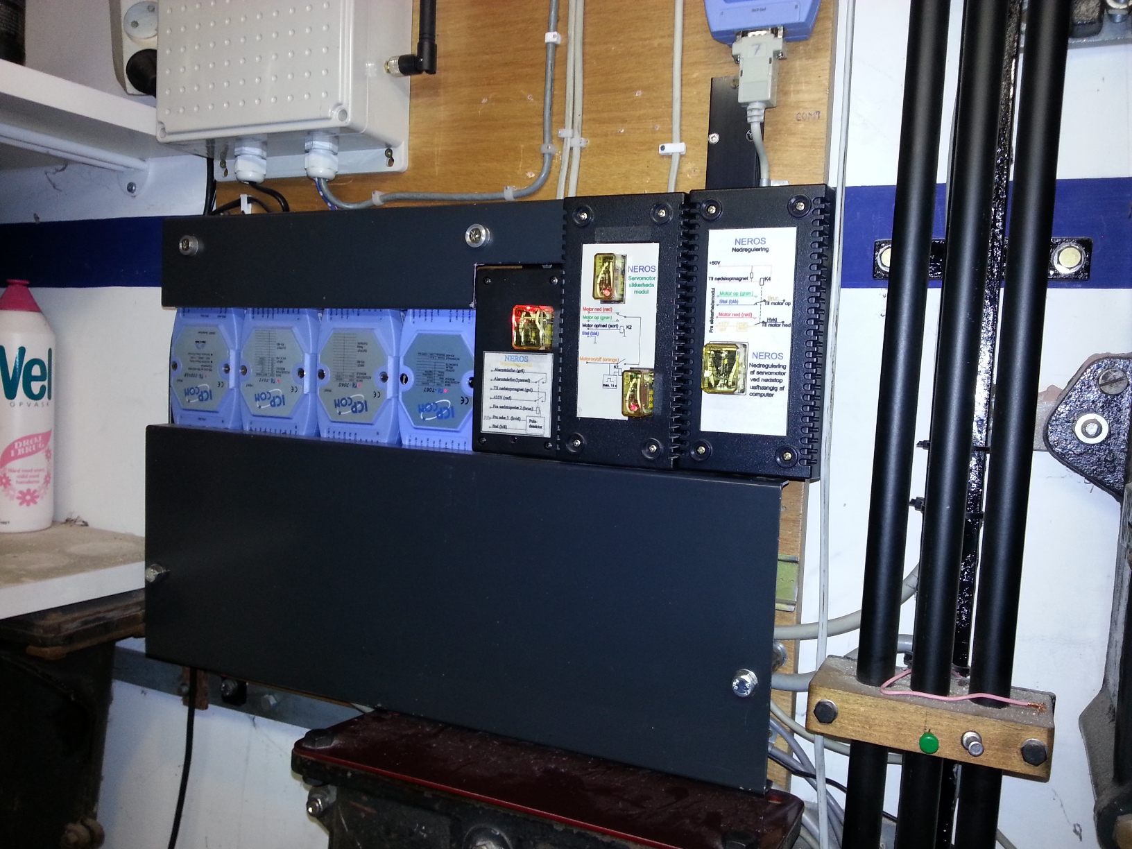 Computerinterface med relæ- og målemoduler koblet på RS-485 databus