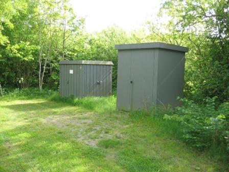 Højspændingstransformator (tv) og omformer (th)